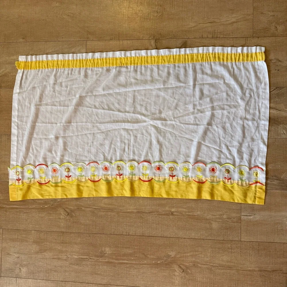 VTG set Of 4 White yellow Floral Embroidered Window 3 Valences 1 Curtain Panel